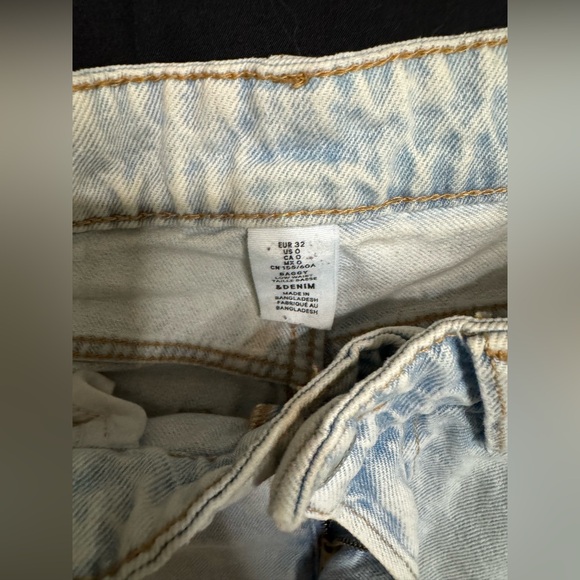 H&M Light Wash Denim Jeans - Picture 2 of 6